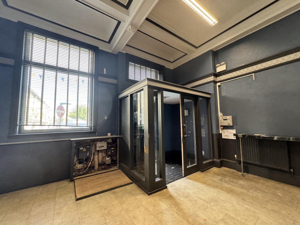 Lot: 61 - BAR IN CENTRAL NEWQUAY WITH POTENTIAL - Entrance to bar